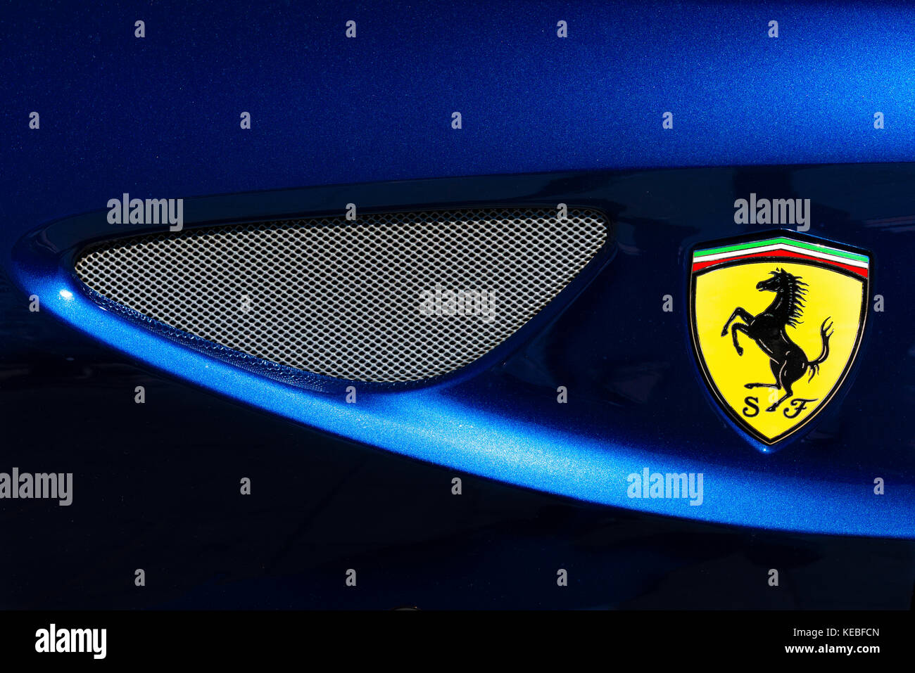 Le curve complesse della Ferrari carrozzeria e il cavallino rampante logo Foto Stock