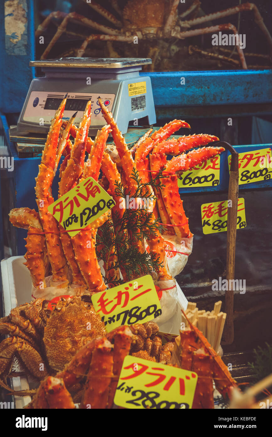 Fresh granseola in il mercato del pesce di Tsukiji a Tokyo Foto Stock