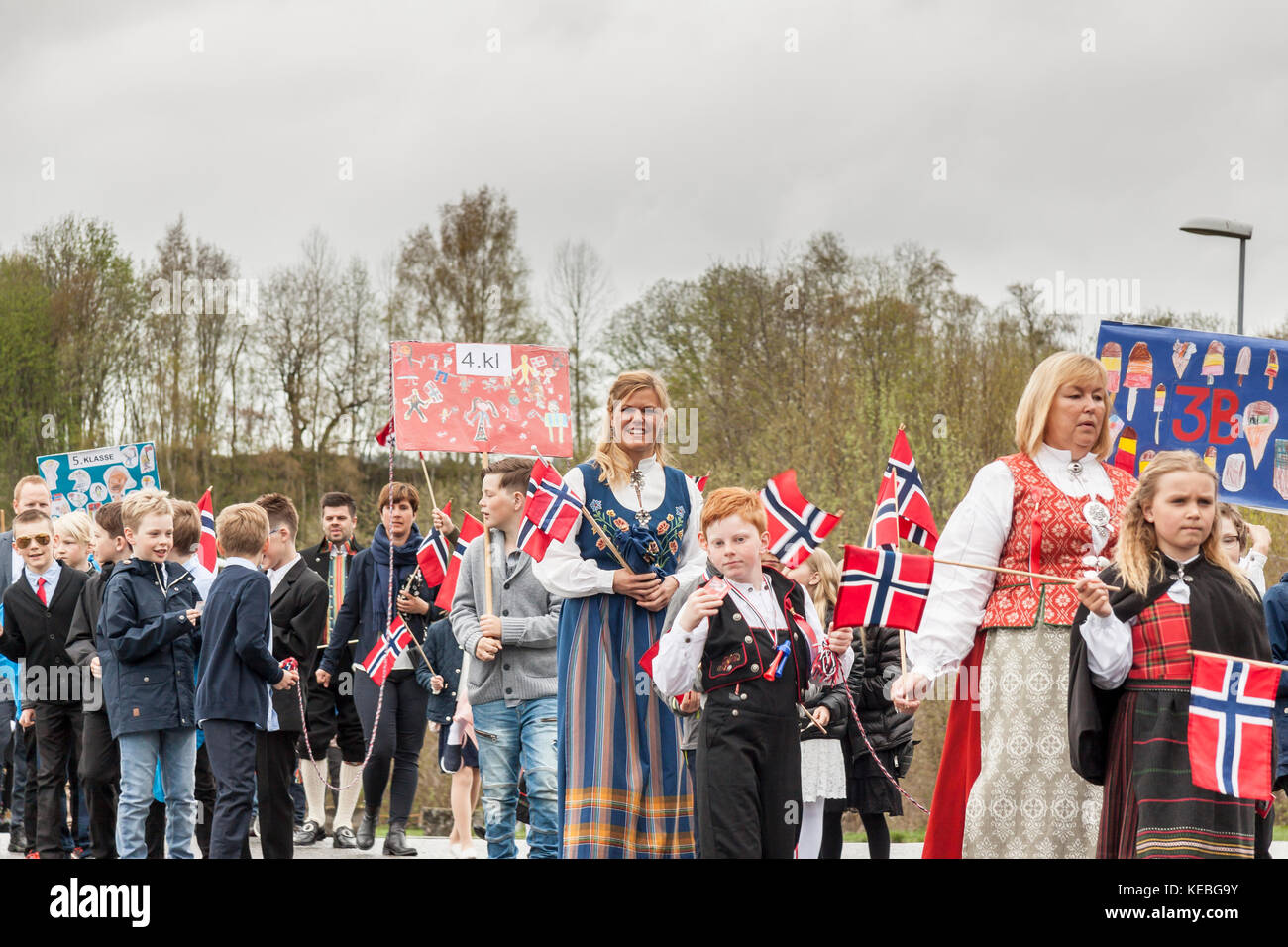 VERDAL, Norvegia - 17 Maggio 2017: giornata nazionale in Norvegia. I norvegesi al tradizionale celebrazione e corteo in maggio 17, 2017 in Verdal. Persone su parde essere Foto Stock