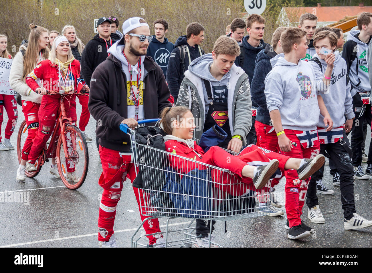 VERDAL, Norvegia - 17 Maggio 2017: giornata nazionale in Norvegia. I norvegesi al tradizionale celebrazione e corteo in maggio 17, 2017 in Verdal. Persone su parde essere Foto Stock