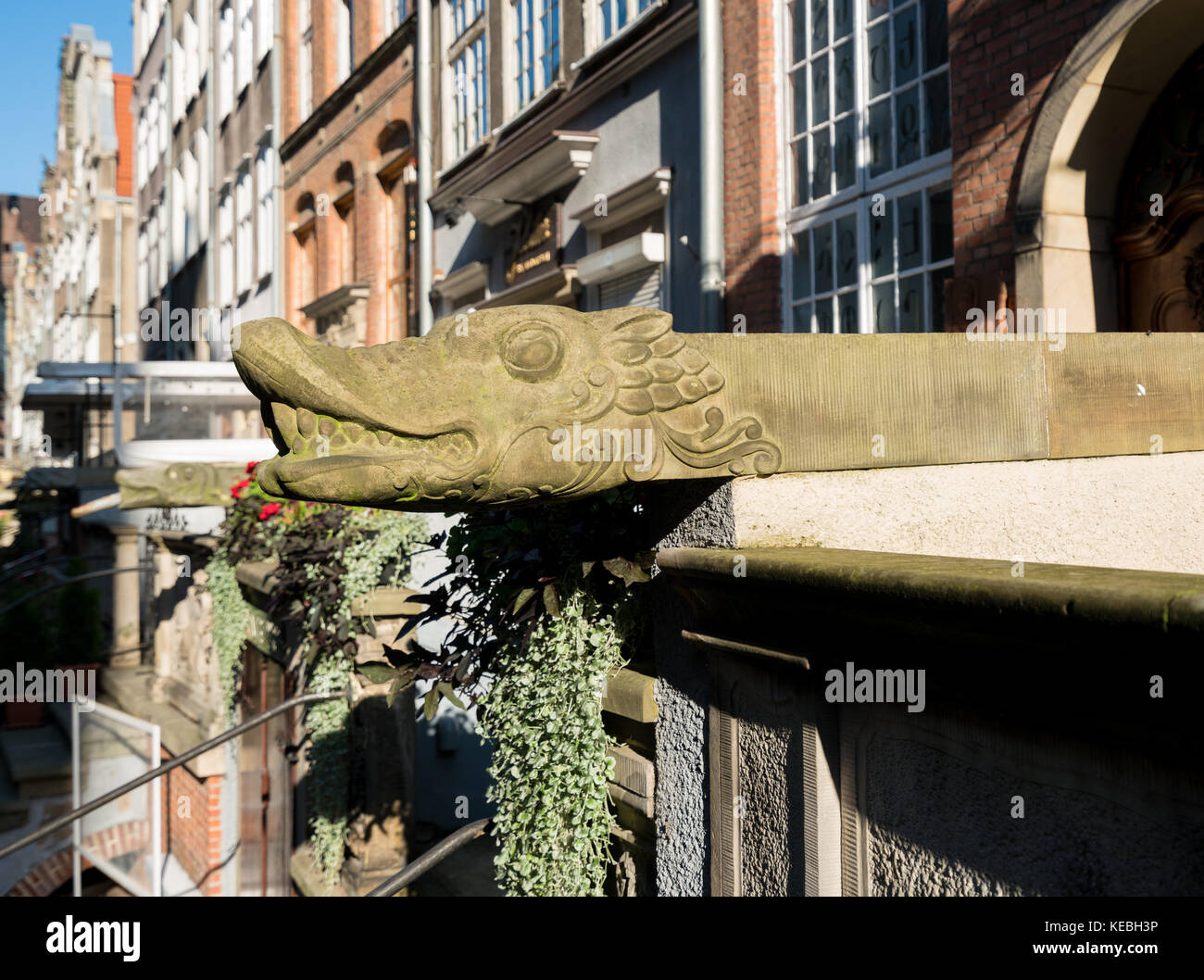 Trombe scolpite della vecchia casa in Gdansk Foto Stock