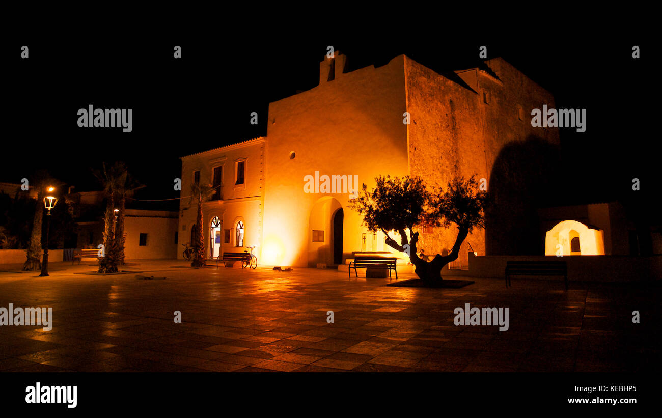 Xviii secolo la chiesa di San Francisco e main plaza illuminata di notte a Sant Francesc Xavier città vecchia Formentera (Isole Baleari, Spagna) Foto Stock