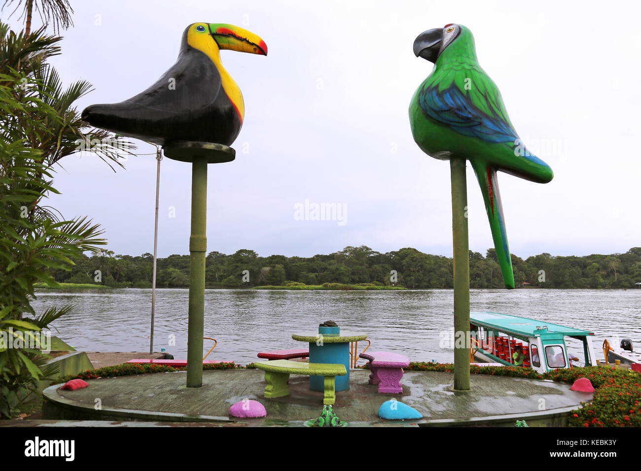 Parque Los Pajaros, Tortuguero village center, Limón provincia, il Mare dei Caraibi, Costa Rica, America Centrale Foto Stock