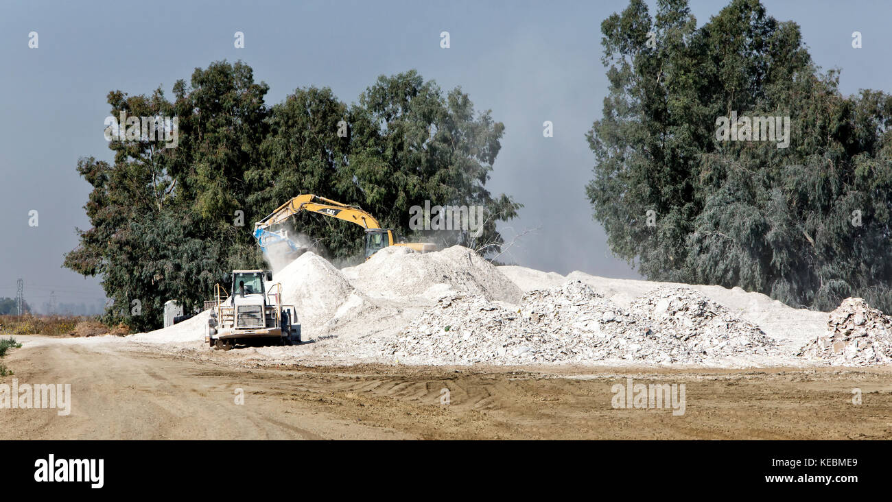 Caterpillar 320C il trattore, braccio oscillante, riciclaggio usato sheetrock pannellatura. Foto Stock