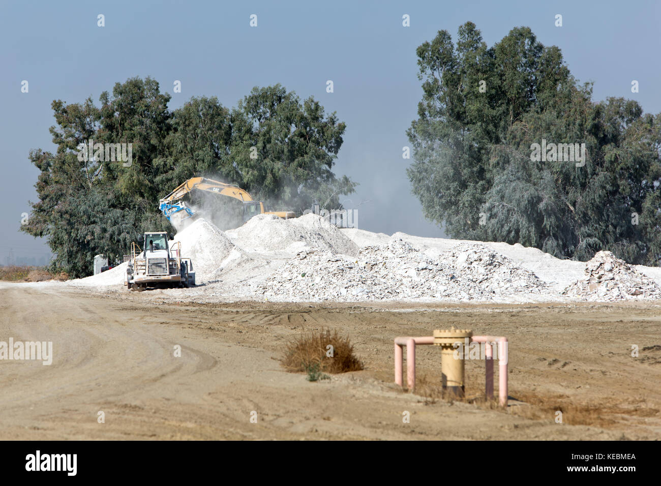 Caterpillar 320C il trattore, braccio oscillante, riciclaggio usato sheetrock pannellatura. Foto Stock