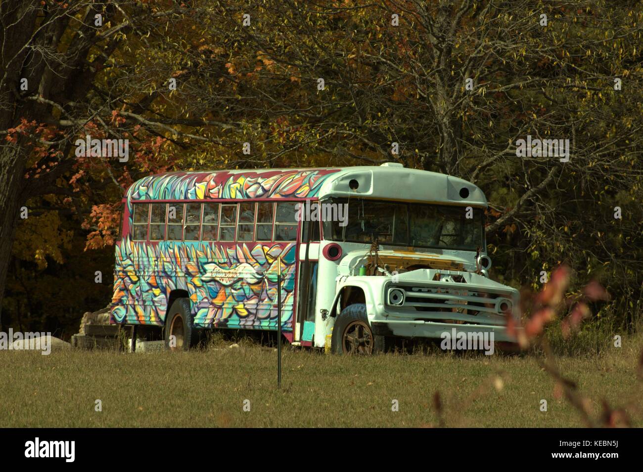 Vecchia scuola bus si è trasformato in una tela di vernice Foto Stock