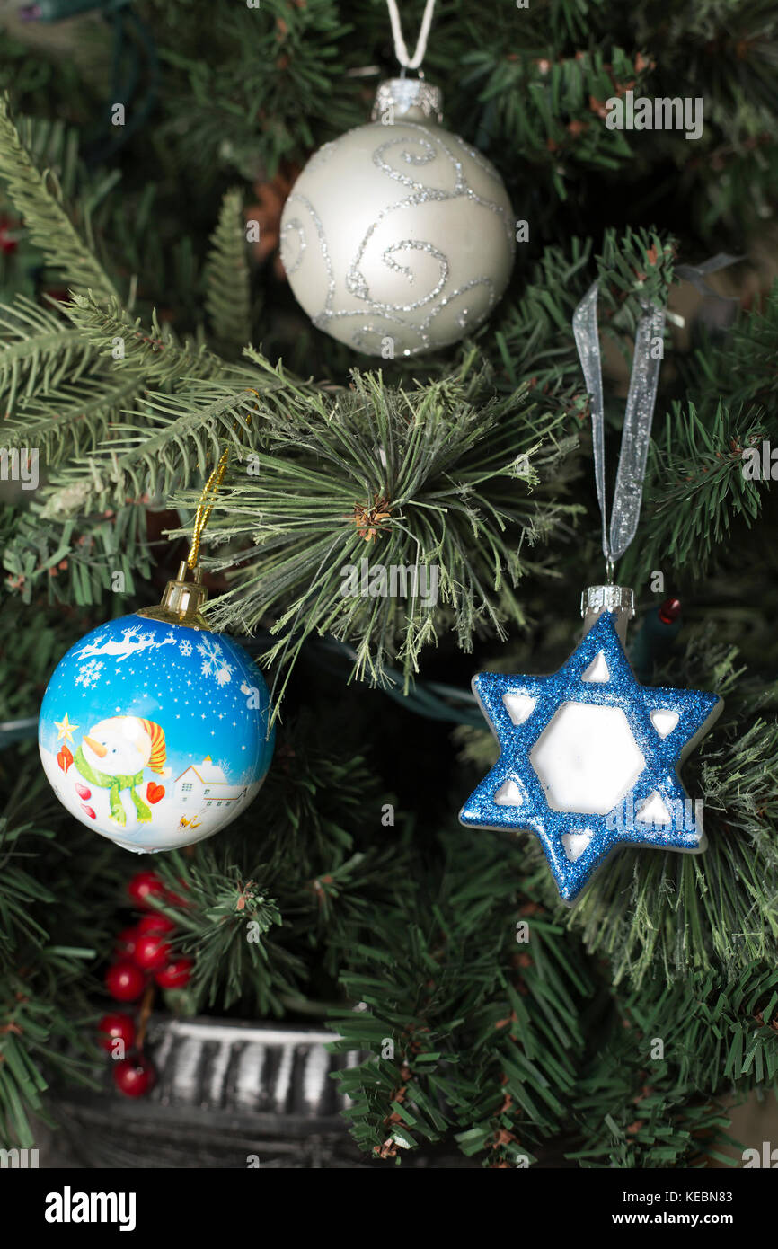 Hanukkah e decorazioni di Natale su albero Foto Stock