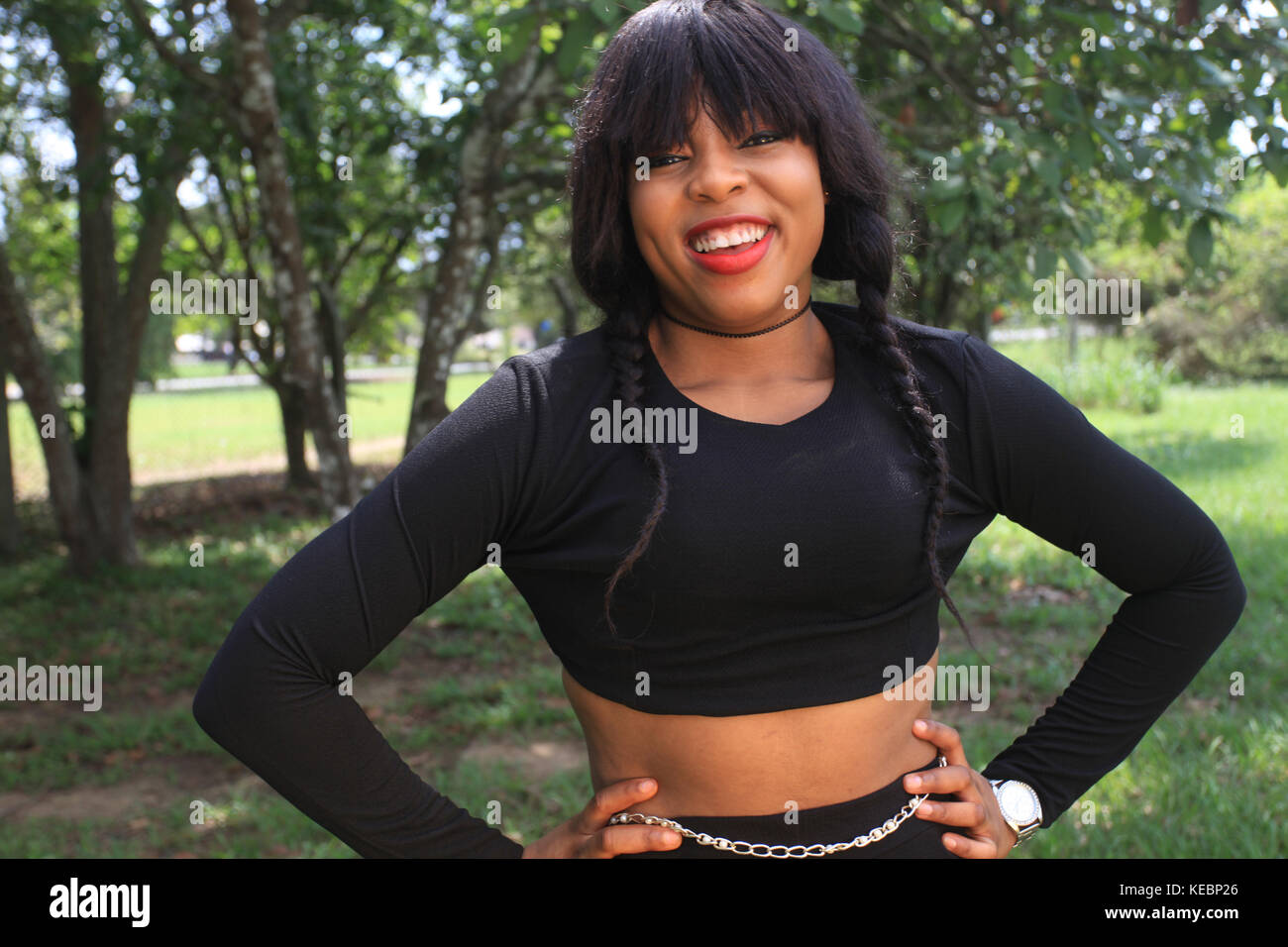 Giovane donna in abito nero Foto Stock