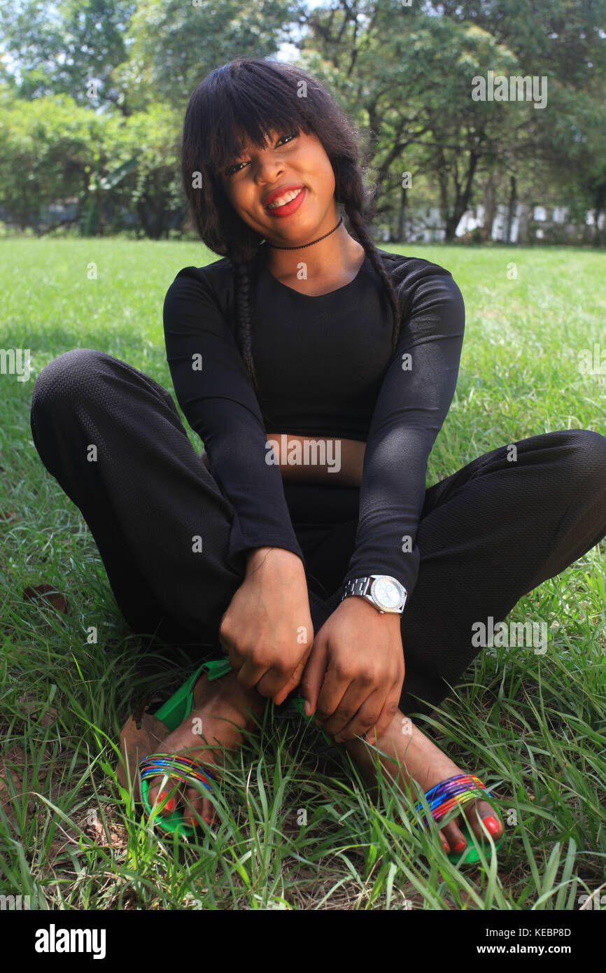 Giovane donna in abito nero Foto Stock