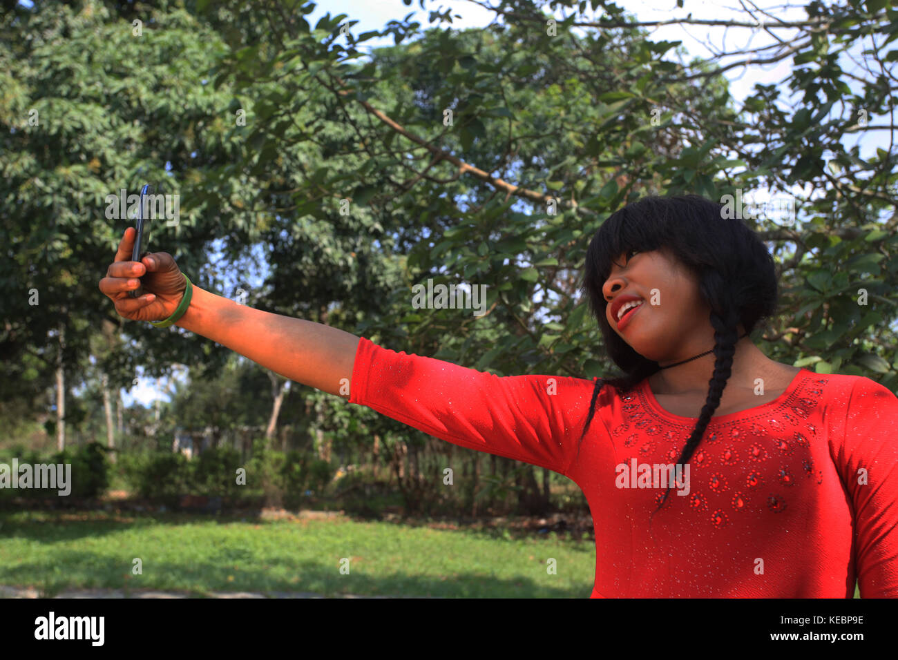 Lady con lo smartphone all'aperto Foto Stock