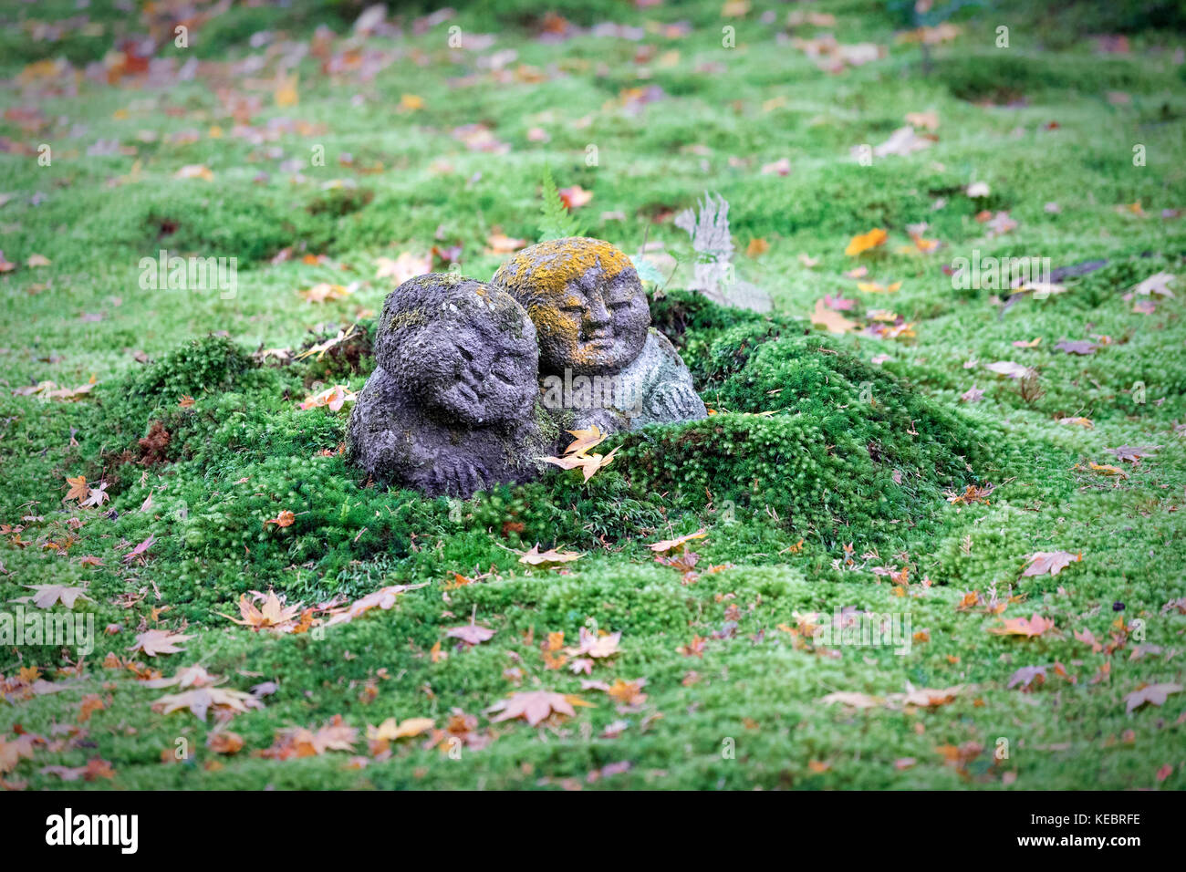 Giappone, isola di Honshu, Kansai, ohara, sanzen-nel tempio, statua in giardini zen. Foto Stock