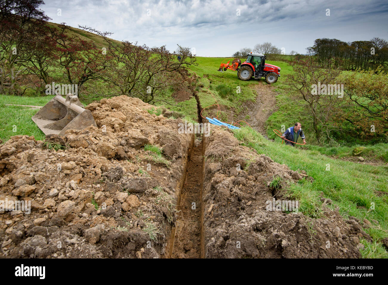 Scheggiatura, Regno Unito. 19 Ott 2017. Si stanno svolgendo dei lavori per installare la banda larga rurale più veloce del mondo nelle terre agricole intorno a Chipping, Preston, Lancashire. Offrendo un completo 1.000Mbps, B4RN, banda larga per il Nord Rurale, è una rete a banda larga in fibra ottica progettata professionalmente, registrata come società di benefici della comunità senza scopo di lucro, e funziona con il supporto di proprietari terrieri e volontari. Credit: John Eveson/Alamy Live News Foto Stock