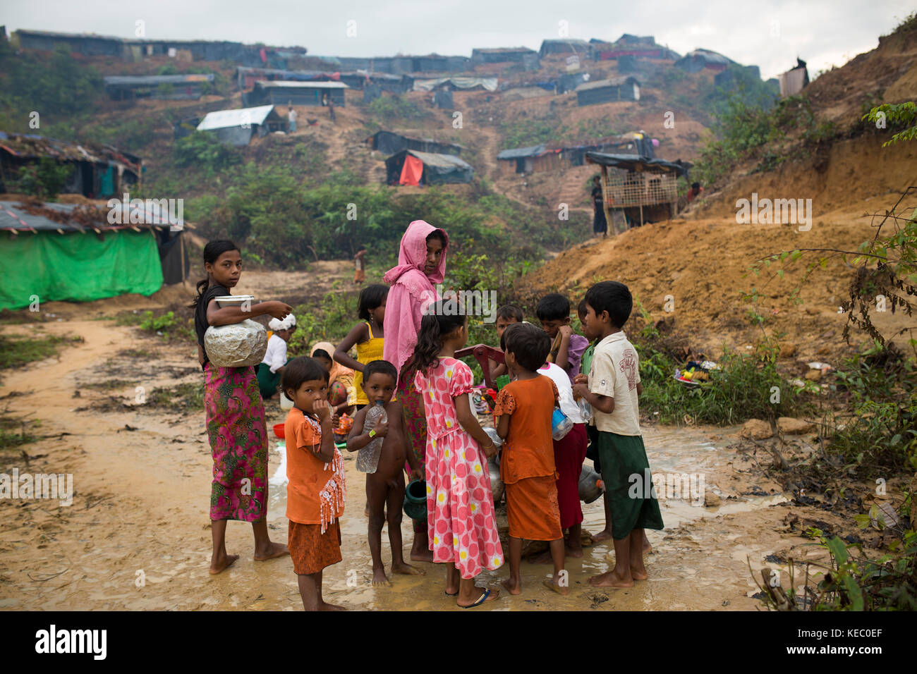 Bazar di Cox, Bangladesh. 19th Ott 2017. Lo stile di vita dei rifugiati di Rohingya all'interno del campo profughi di Balukhali a Cox's Bazar, Bangladesh, il 19 ottobre 2017. Quasi 600.000 rifugiati Rohingya hanno raggiunto il Bangladesh da agosto, fuggendo dalla violenza nello stato di Rakhine, in Myanmar, dove le Nazioni Unite hanno accusato le truppe di condurre una campagna di pulizia etnica contro di loro. Credit: Zakir hossain chowdhury Zakir/Alamy Live News Foto Stock
