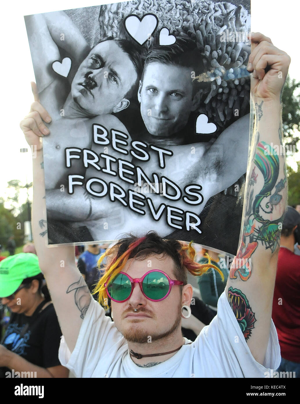 Gainesville, Florida, Stati Uniti d'America. Xix oct, 2017. un manifestante detiene un segno raffigurante Adolph Hitler e nazionalista bianco richard Spencer, presidente della politica nazionale istituto, una supremazia bianca think tank, come spencer parla presso l'università della Florida il 19 ottobre 2017 a Gainesville, Florida. centinaia di funzionari di polizia erano a portata di mano per controllare i dimostranti. Credito: Paul Hennessy/alamy live news Foto Stock