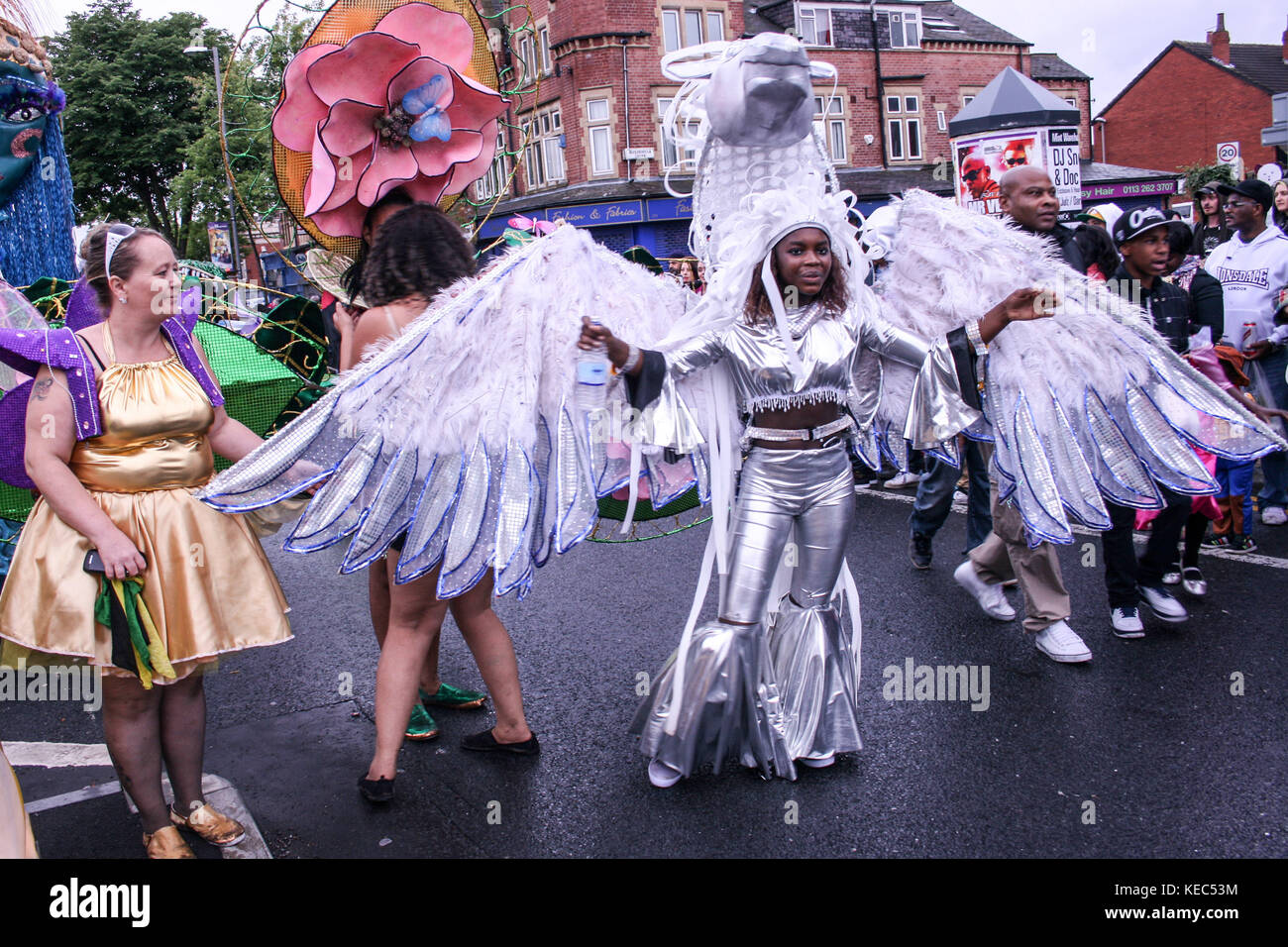 Leeds, Leeds, Regno Unito. 27 Agosto 2012. Un partecipante visto vestito  con un vestito con le ali.il Carnevale Indiano di Leeds West è una delle  sfilate di Carnevale dei Caraibi più lunghe