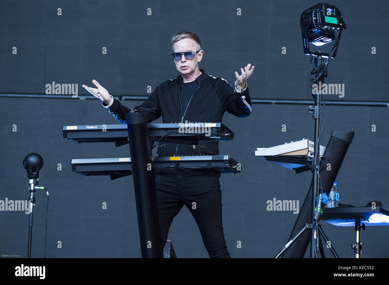 Parigi, Ile de France, Francia. 1 luglio 2017. Andrew Fletcher, il tastierista di Depeche Mode è raffigurato mentre esegue una canzone durante il suo concerto del nuovo spettacolo Spirit allo state de France. Credit: Thierry le Fouille/SOPA/ZUMA Wire/Alamy Live News Foto Stock