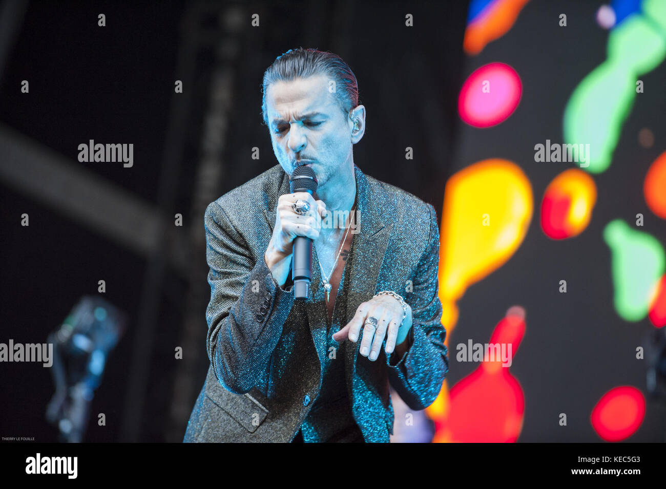 Parigi, Ile de France, Francia. 1 Luglio, 2017. Dave Gahan, il cantante dei Depeche Mode è raffigurato mentre si esegue un brano musicale durante il suo concerto del nuovo spettacolo spirito allo Stade de France. Credito: Thierry Le Fouille/SOPA/ZUMA filo/Alamy Live News Foto Stock