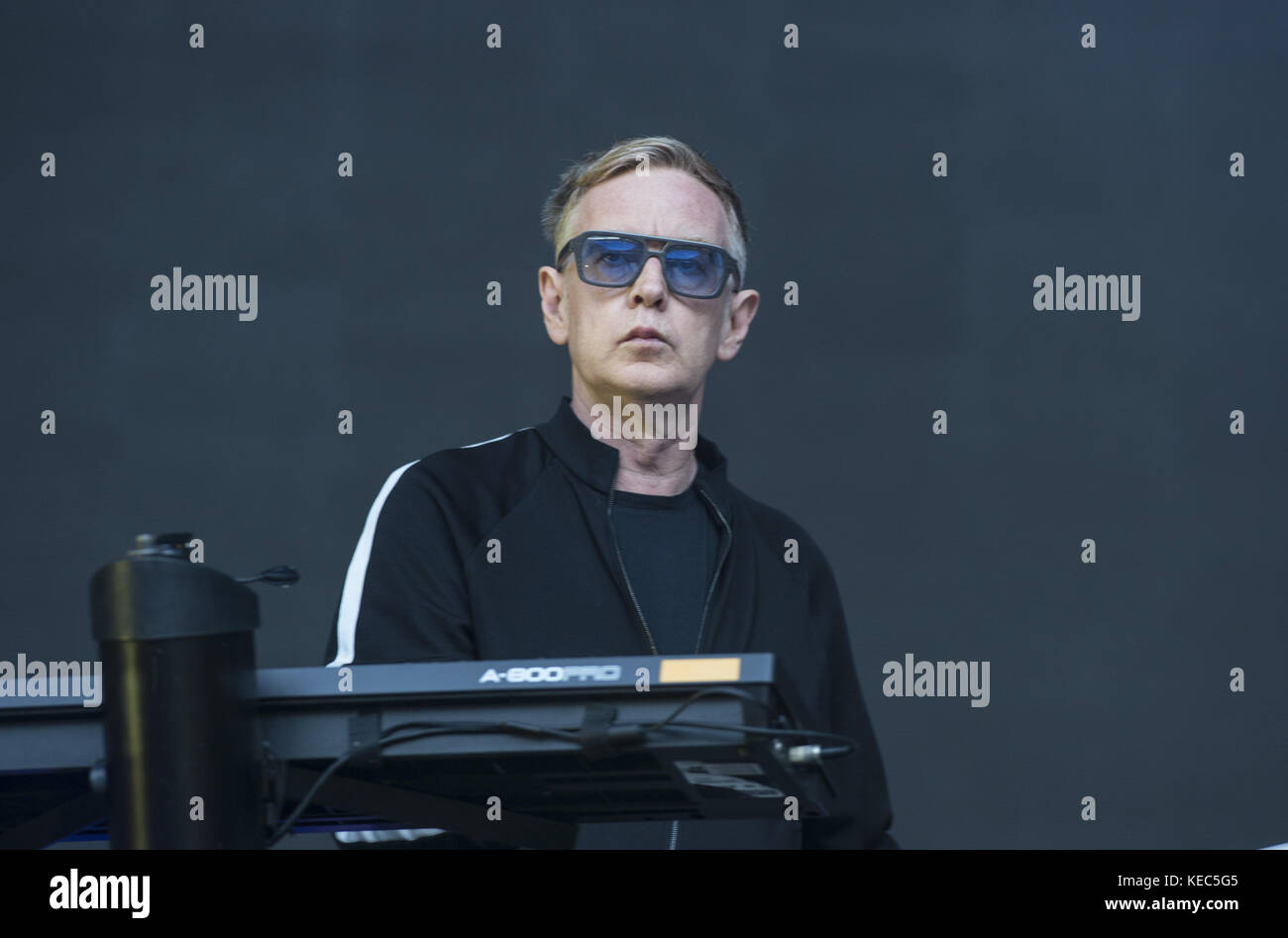 Parigi, Ile de France, Francia. 1 luglio 2017. Andrew Fletcher, il tastierista di Depeche Mode è raffigurato mentre esegue una canzone durante il suo concerto del nuovo spettacolo Spirit allo state de France. Credit: SOPA/ZUMA Wire/Alamy Live News Foto Stock