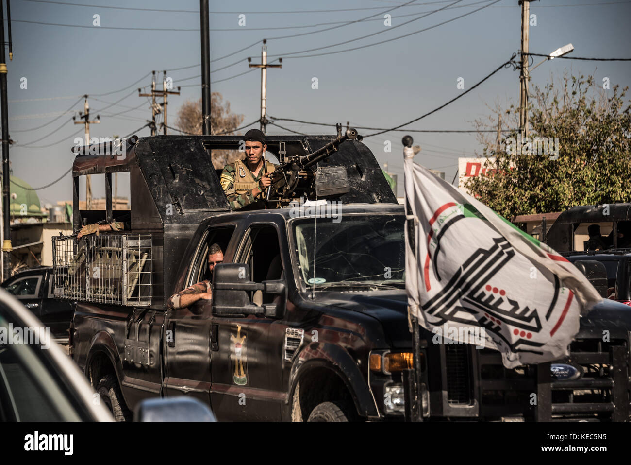 Kirkuk, Kirkuk, Iraq. 17 ottobre 2017. Le truppe di Hashd al Shaabi nella zona turkman di Kirkuk il giorno dopo che hanno preso la città dal Peshmerga curdo in meno di 24 ore durante un'offensiva istigata dal governo iracheno in rappresaglia al referendum sull'indipendenza curda tenutosi il 25 settembre. Credito: Elizabeth FIT/SOPA/ZUMA Wire/Alamy Live News Foto Stock