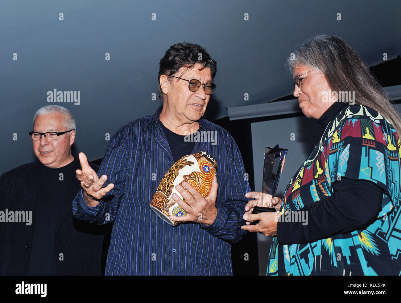 Ohsweken, IL, Stati Uniti d'America. Xiv oct, 2017. 14 ottobre 2017 - ohsweken, ontario, Canada. Rock and Roll Hall of Famer robbie robertson riceve un Lifetime Achievement Award da sei nazioni chief ava collina a sei nazioni convention center. Photo credit: brent perniac/admedia credito: brent perniac/admedia/zuma filo/alamy live news Foto Stock