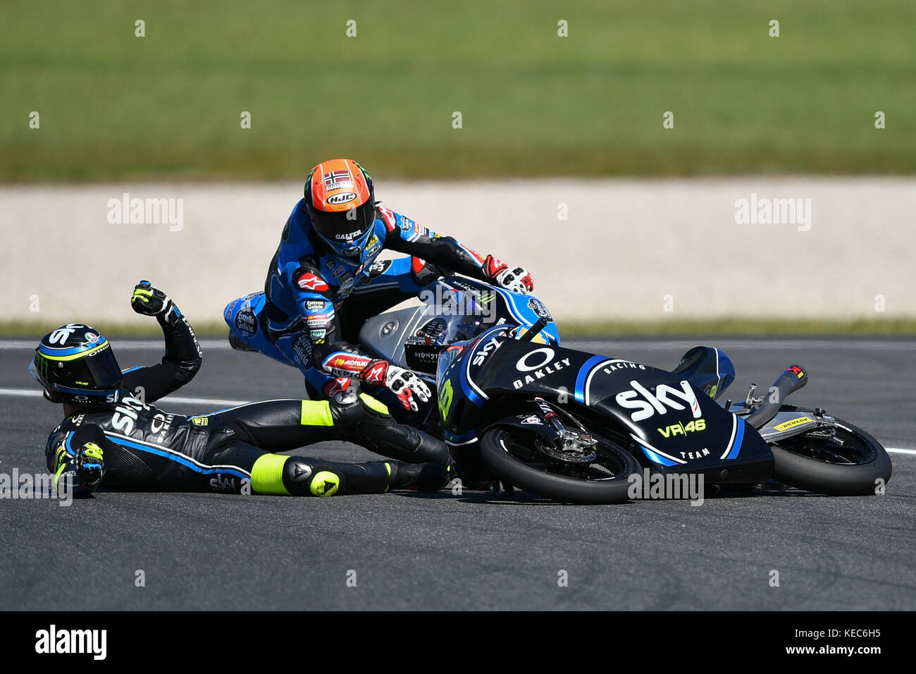 Phillip Island Grand Prix Circuit, Victoria, Australia. 20 ottobre, 2017. Ottobre 20, 2017: Nicolò Bulega dell Italia di equitazione #8 Sky Racing Team VR46 KTM si blocca in Aron Canet della Spagna in sella alla #44 Estrella Galicia 0, 0 Honda durante il moto3 sessione di prove libere uno al 2017 MotoGP di Australia a Phillip Island Grand Prix Circuit, Victoria, Australia. Sydney bassa/Cal Sport Media Credito: Cal Sport Media/Alamy Live News Foto Stock