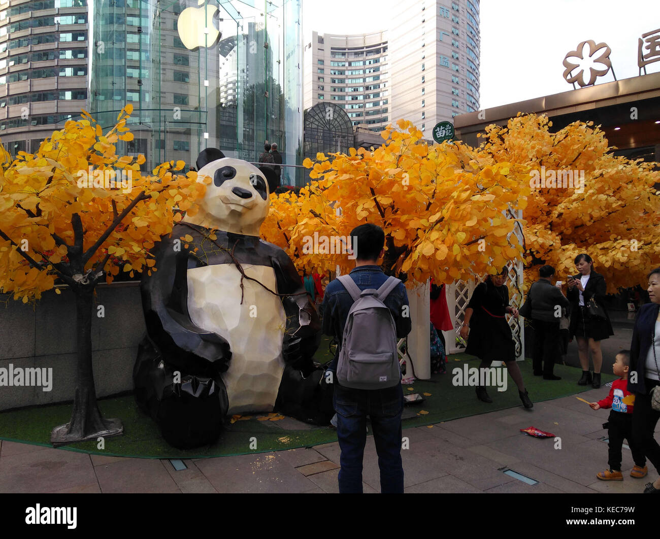 20 ottobre 2017 - Chongqin, Chongqin, Cina - Chongqing, CINA - 20 ottobre 2017: (SOLO USO EDITORIALE. CHINA OUT). Un "falso" albero giallo attira l'attenzione di molte persone di fronte a un centro commerciale nel sud-ovest della Cina a Chongqing. (Immagine di credito: © SIPA Asia via cavo ZUMA) Foto Stock