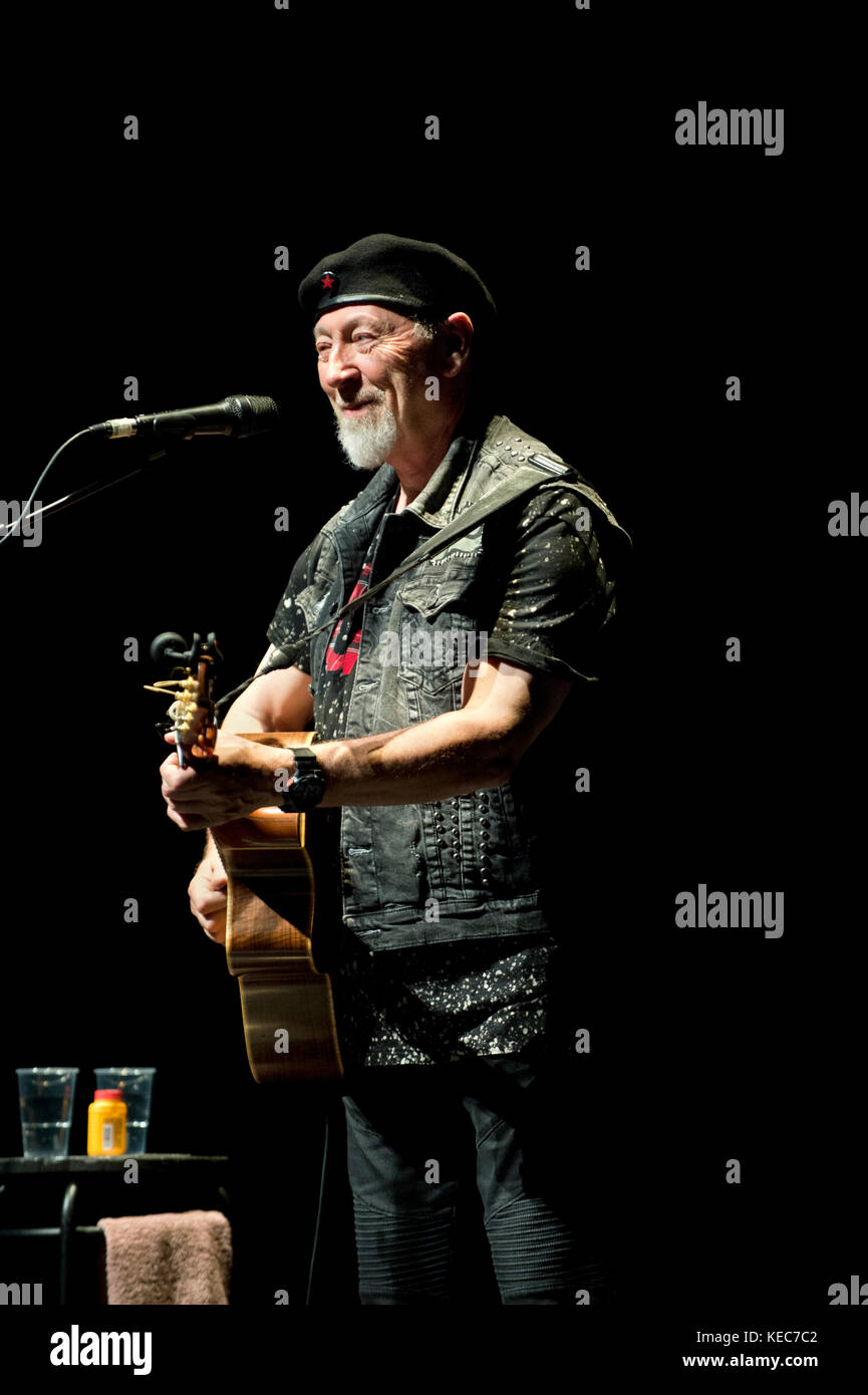 Salford, Regno Unito. Xix oct, 2017. Il cantante-cantautore Richard Thompson in concerto al Lowry, Salford, Regno Unito, 19 ottobre. Credito: John Bentley/Alamy Live News Foto Stock