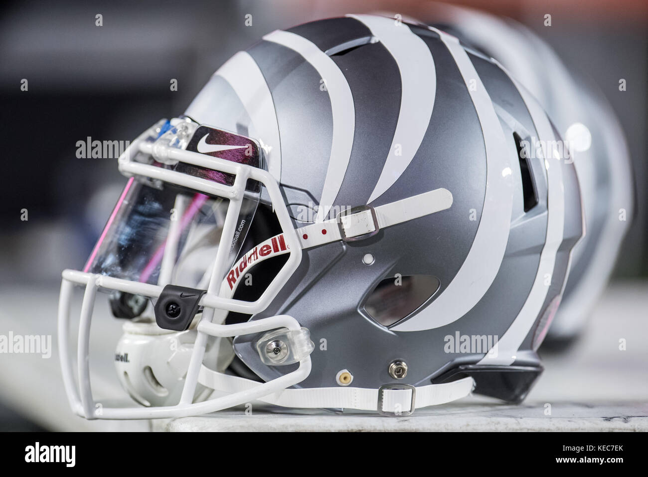 Houston, TX, Stati Uniti d'America. Xix oct, 2017. Un argento Memphis Tigers casco con la tigre bianca strisce in luogo di un logo siede sulla collaterale durante il primo trimestre di un NCAA Football gioco tra il Tigri di Memphis e l'Università di Houston Cougars a TDECU Stadium di Houston, TX. Memphis ha vinto il gioco 42-38.Trask Smith/CSM/Alamy Live News Foto Stock