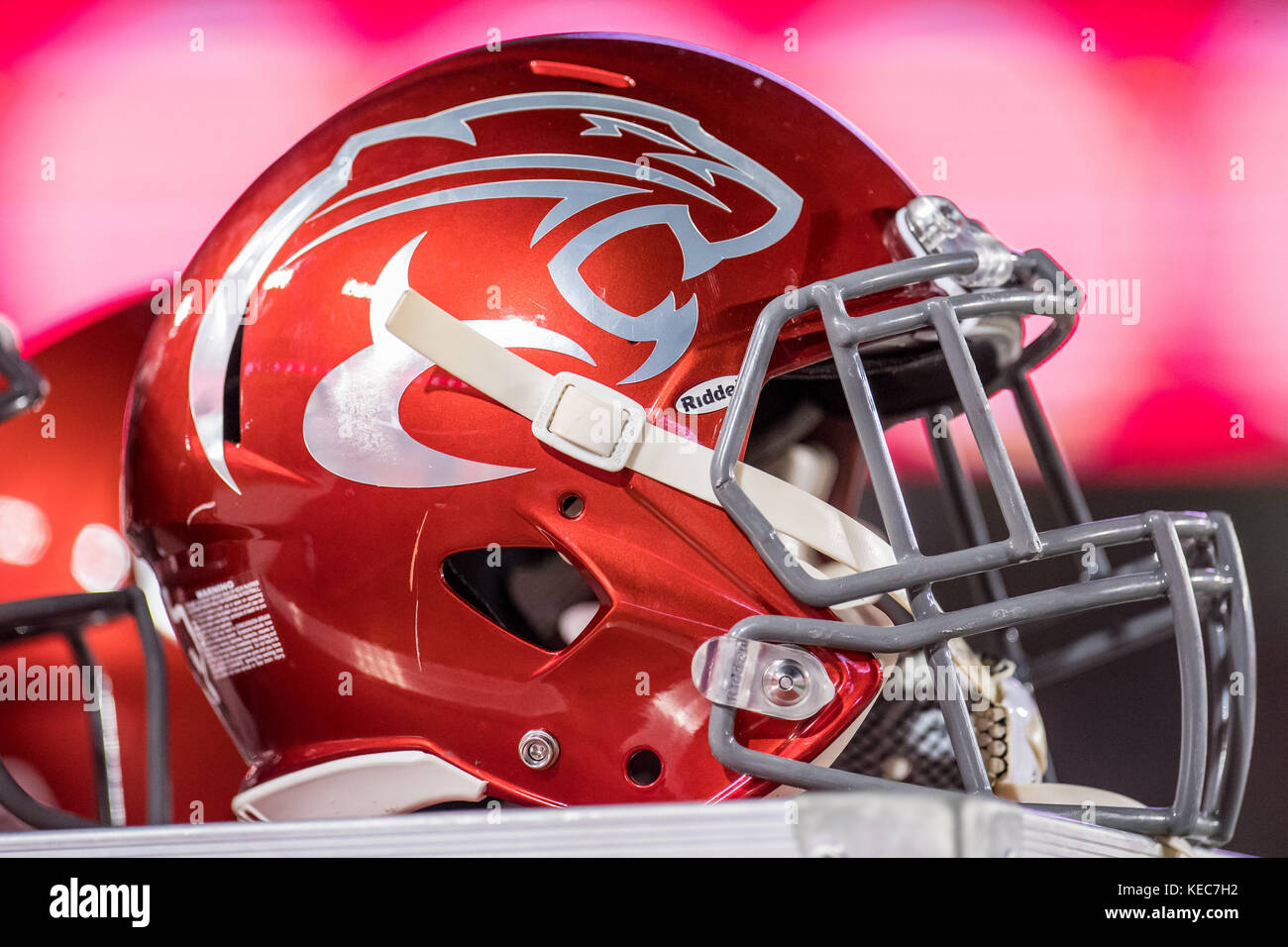 Houston, TX, Stati Uniti d'America. Xix oct, 2017. Un rosso Houston Cougars casco con una cougar logo di testa si siede sul collaterale durante il secondo trimestre di un NCAA Football gioco tra il Tigri di Memphis e l'Università di Houston Cougars a TDECU Stadium di Houston, TX. Memphis ha vinto il gioco 42-38.Trask Smith/CSM/Alamy Live News Foto Stock