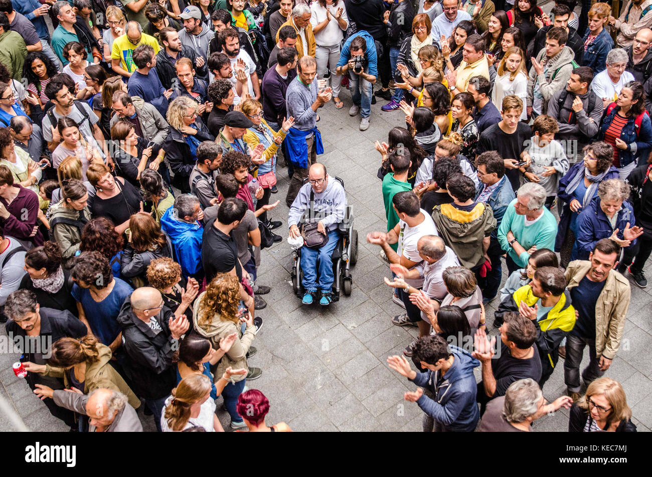 Barcellona, in Catalogna, Spagna. 1 ott 2017. Un uomo con problemi di mobilità supera la parete cittadino.Relazione della 1-o catalana di Barcellona il giorno delle elezioni. Barcellona. ies cervantes collegio elettorale. Il centro storico di Barcellona. La storia riprende le immagini per tutto il giorno, dalle 5 del mattino, quando preparate i primi cittadini difese, fino alla chiusura del seggio e il conteggio dei voti con la presenza di osservatori internazionali e la visita inaspettata del presidente del consiglio di amministrazione del parlamento catalano carmen forcadell.La Catalogna ha ospitato la sua indipendenza referendum del 1 ottobre 20 Foto Stock