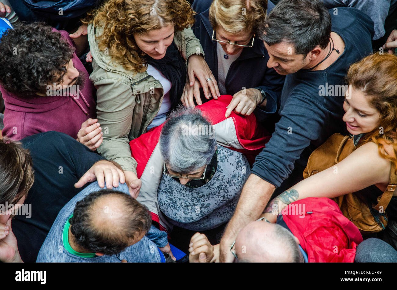 Barcellona, Catalogna, Spagna. 1 ottobre 2017. Una donna viene aiutata a superare il cittadino della difesa. Resoconto del giorno delle elezioni catalane 1-o Barcellona. Barcellona. IES Cervantes, collegio elettorale. Centro storico di Barcellona. La storia raccoglie immagini per tutto il giorno, dalle 5:00 del mattino, quando prepararono i primi cittadini difensivi, fino alla chiusura dei sondaggi e del conteggio dei voti con la presenza di osservatori internazionali e l'inaspettata visita della Presidente del Consiglio di amministrazione del Parlamento catalano Carmen Forcadell. La Catalogna ha ospitato il referendum sull'indipendenza il 1 ottobre 2017 d.C. Foto Stock