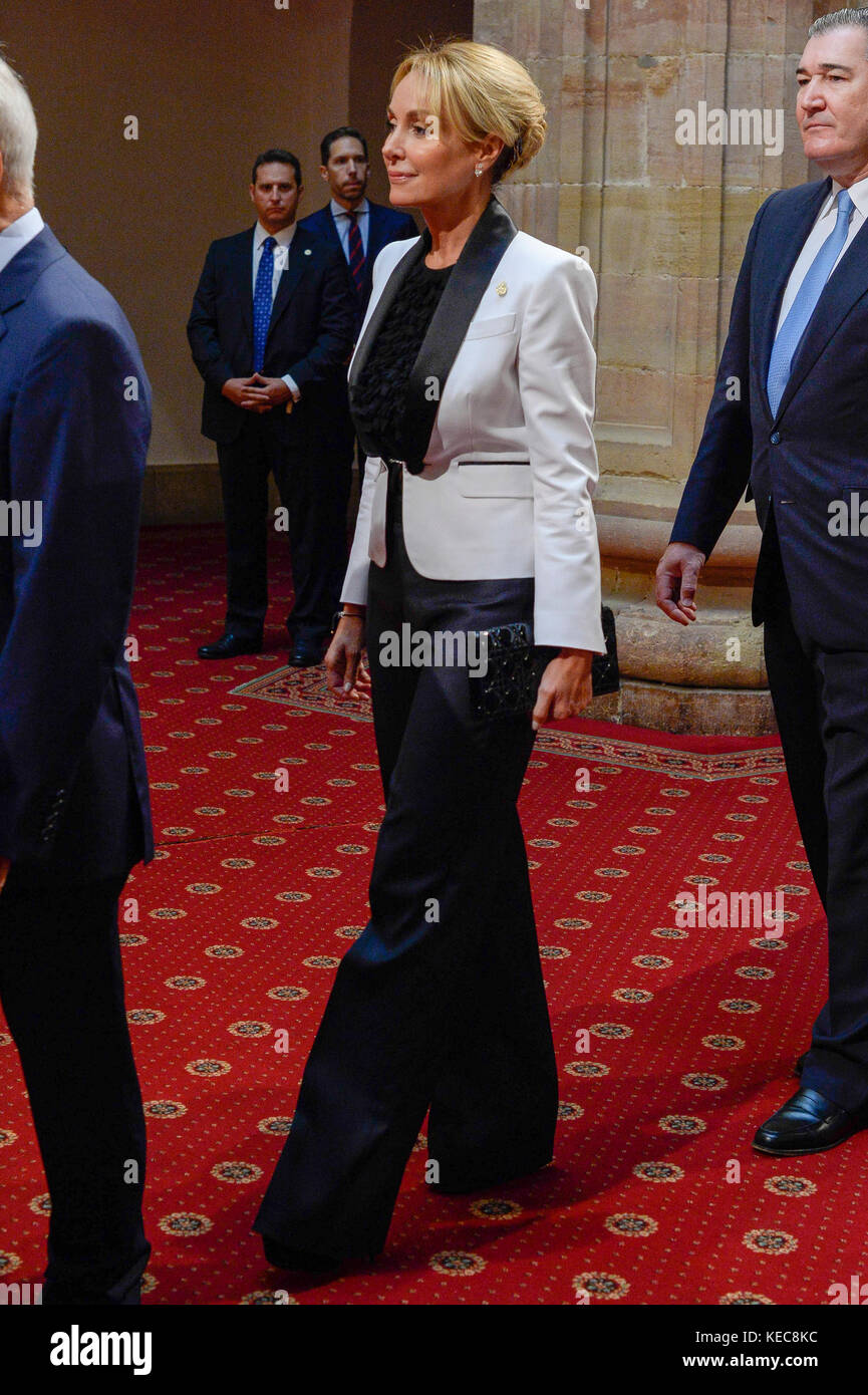 Oviedo, Spagna. 20 ottobre 2017. Esther Alcocer Koplowitz e Pablo Santos Tejedor durante un'udienza con i presidenti della giuria, i membri dei consigli di amministrazione e Fundation Princess delle Asturie, e il premiato con il Princess of Asturias Awards 2017 a Oviedo venerdì 20 ottobre 2017 Credit: Gtres Información más Comuniación on line, S.L./Alamy Live News Foto Stock
