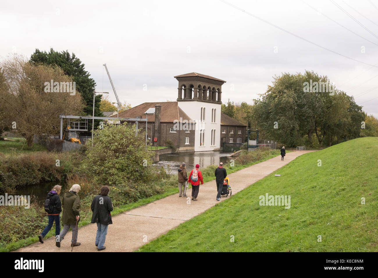 Visitatori potrete passeggiare i cammini accanto alla torre Coppermill a Walthamstow zone umide. Foto Stock