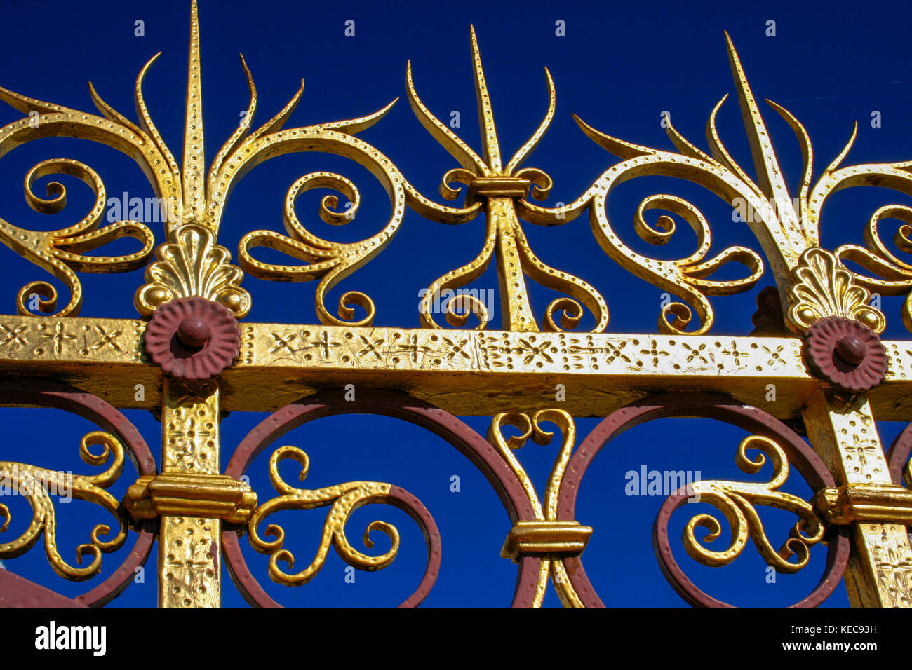 Recinzione d'oro del memoriale del principe Alberto a Londra contro un cielo blu Foto Stock