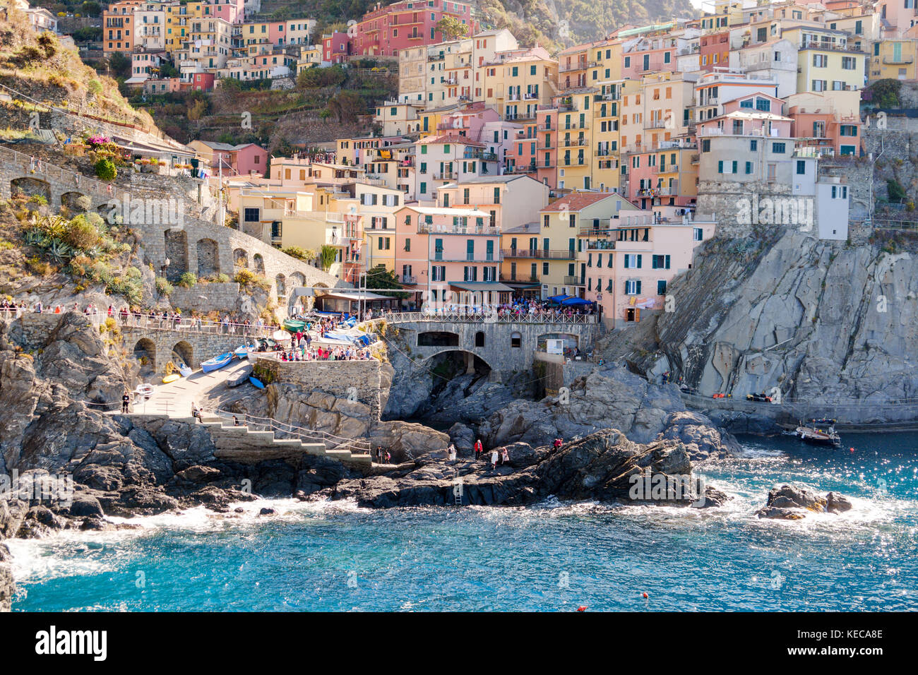 Vista sulla città con le sue case colorate a Manarola, cinque Terre, Liguria, Italia Foto Stock