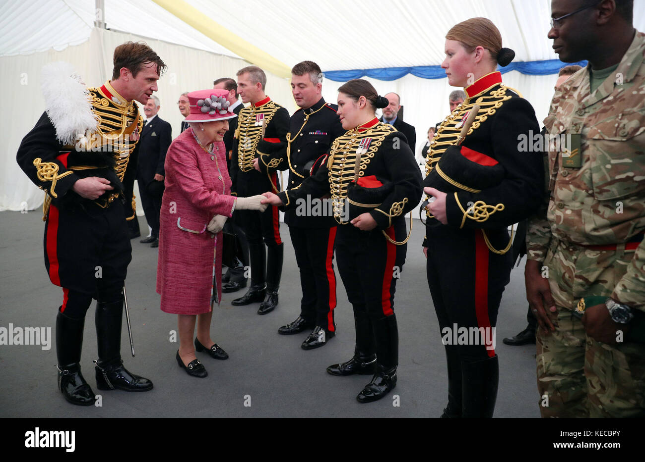 La regina Elisabetta II incontra i soldati durante un ricevimento dopo il 70° anniversario della truppa del re Royal Horse Artillery ad Hyde Park, Londra. Foto Stock