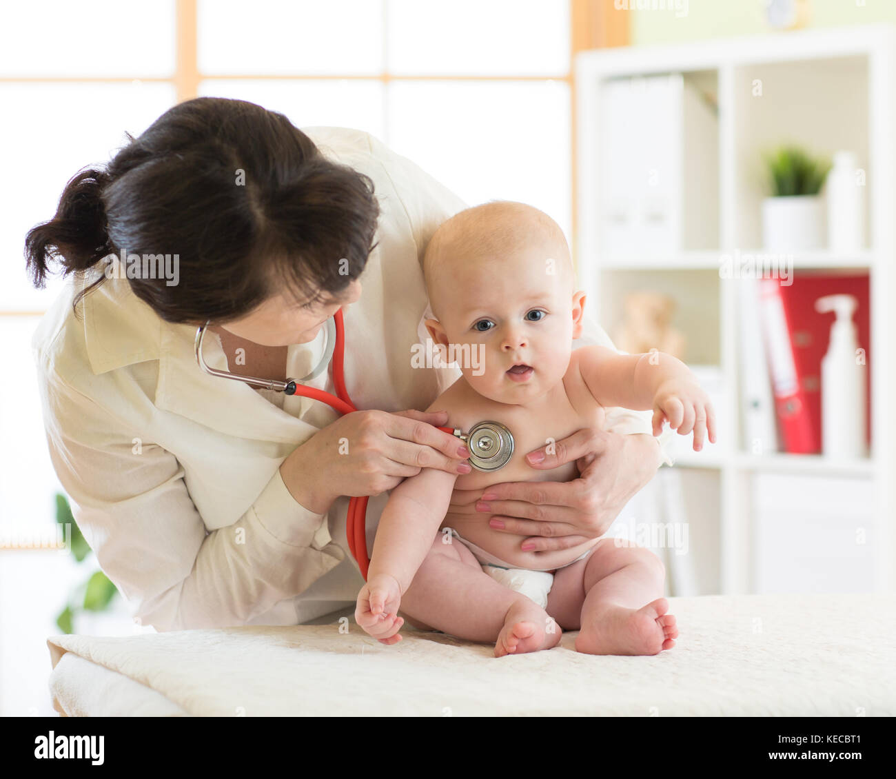 Donne medico pediatra esaminando baby boy paziente Foto Stock