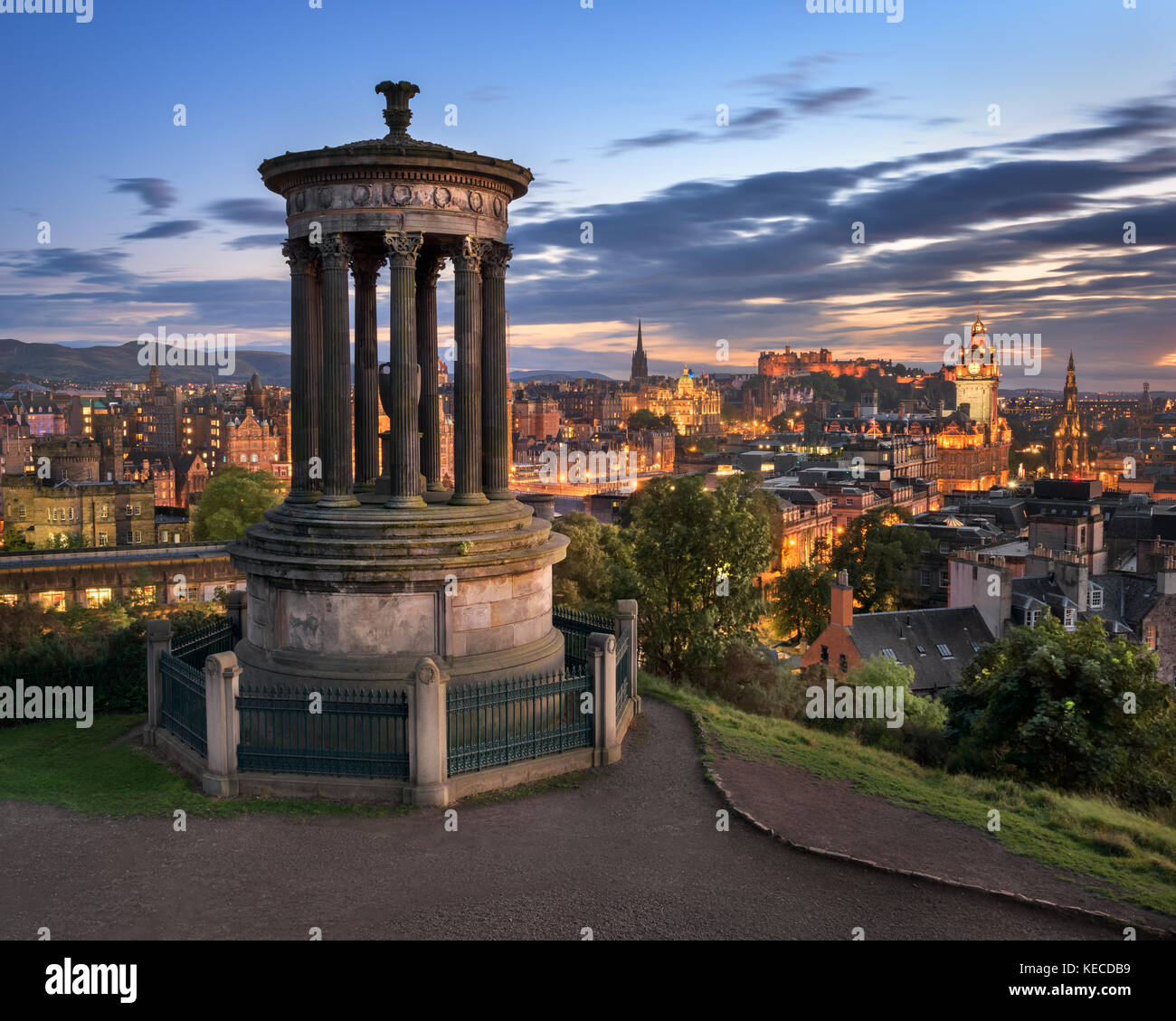 Vista di Edimburgo dal Calton Hill in serata, Scotland, Regno Unito Foto Stock