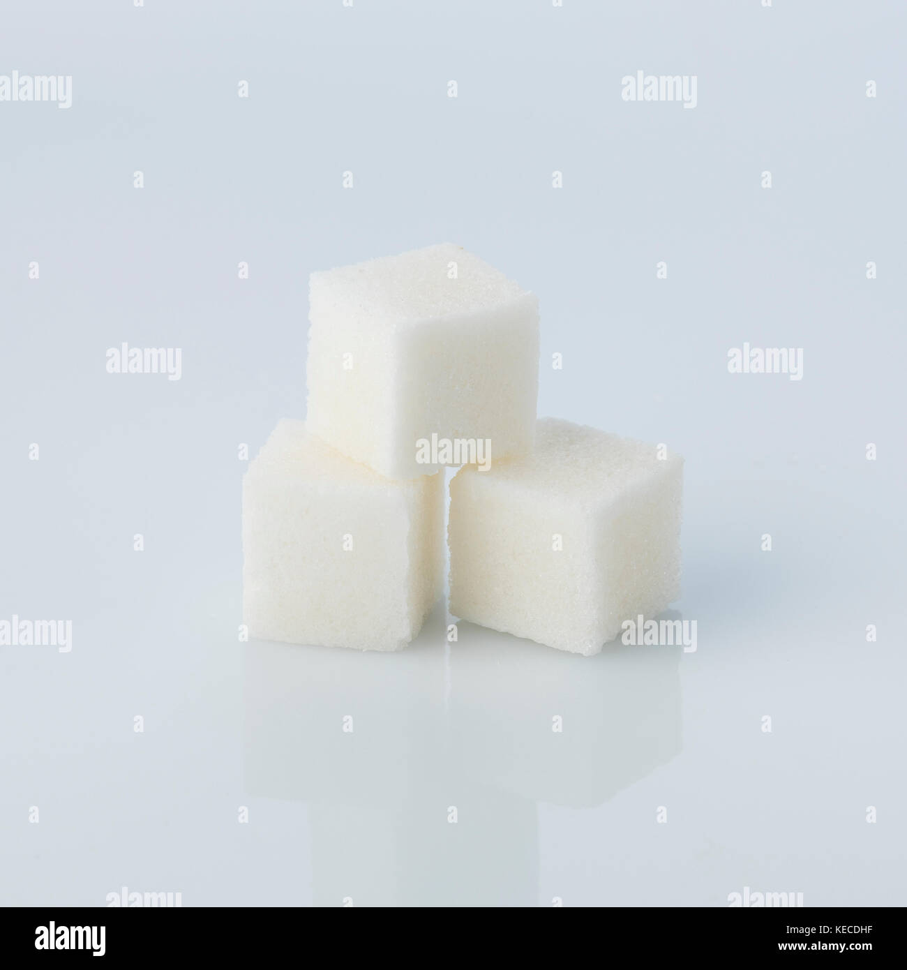 Zollette di zucchero isolato su sfondo bianco Foto Stock