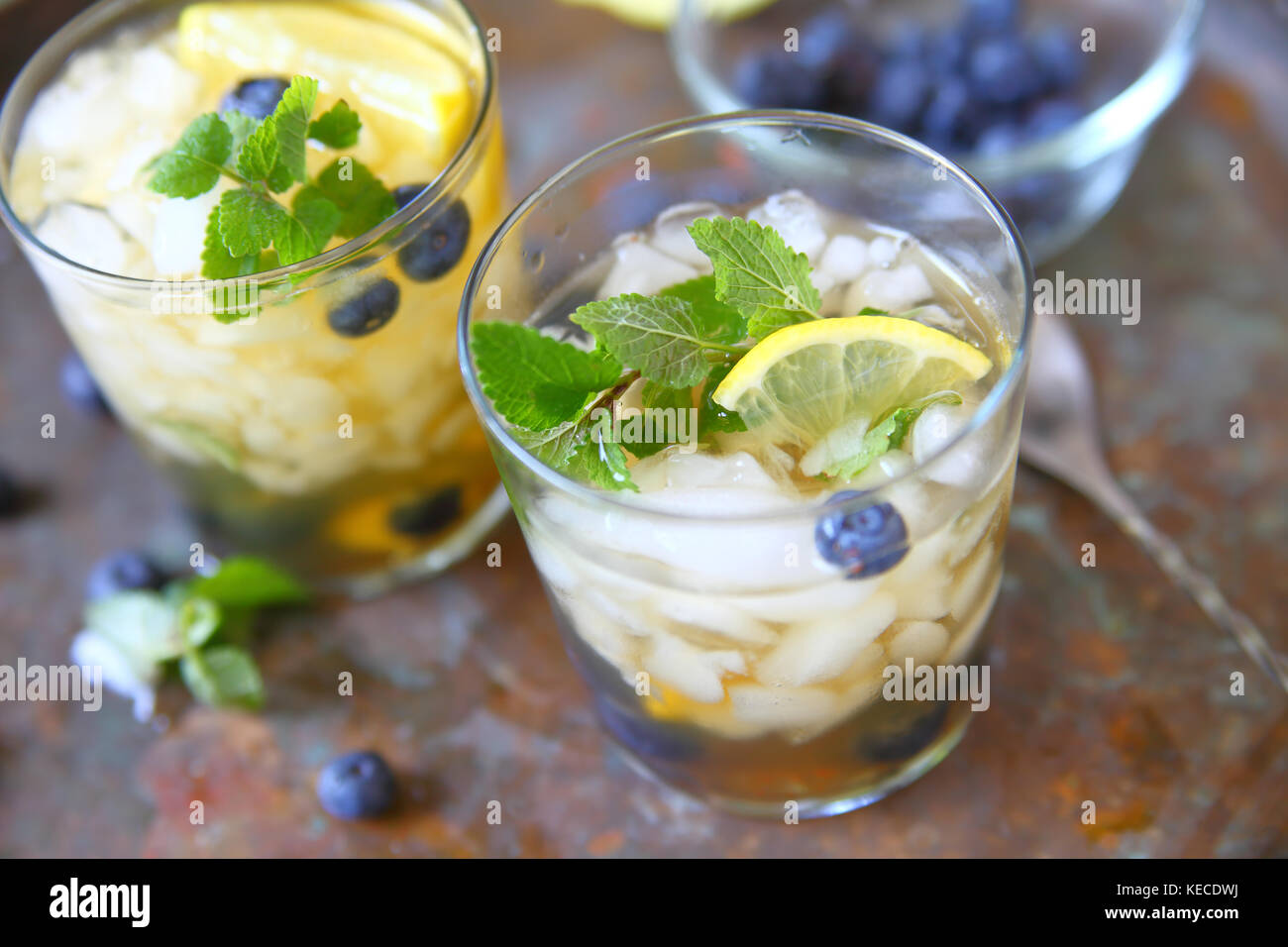 Thermos verdi con foglie di menta e limone. Thermos per immagazzinare le bevande  calde Foto stock - Alamy