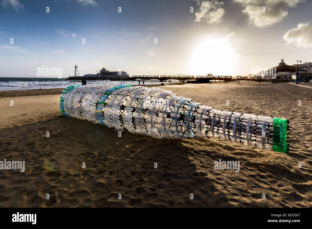 'Messaggio in una bottiglia' è un 8 metri di lunghezza della bottiglia composta dalle bottiglie di plastica lavati fino sulla spiaggia. Esso è parte di Bournemouth Arts Festival Foto Stock