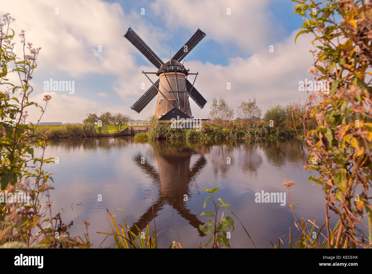 Il mulino a vento di riflessione sull'acqua. Foto Stock