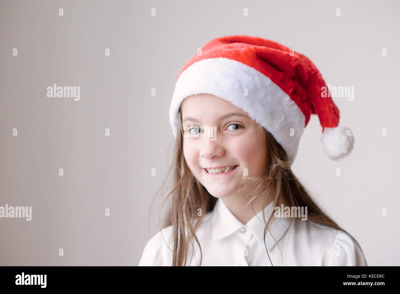 Bella sorridente ragazza in santa cap Foto Stock