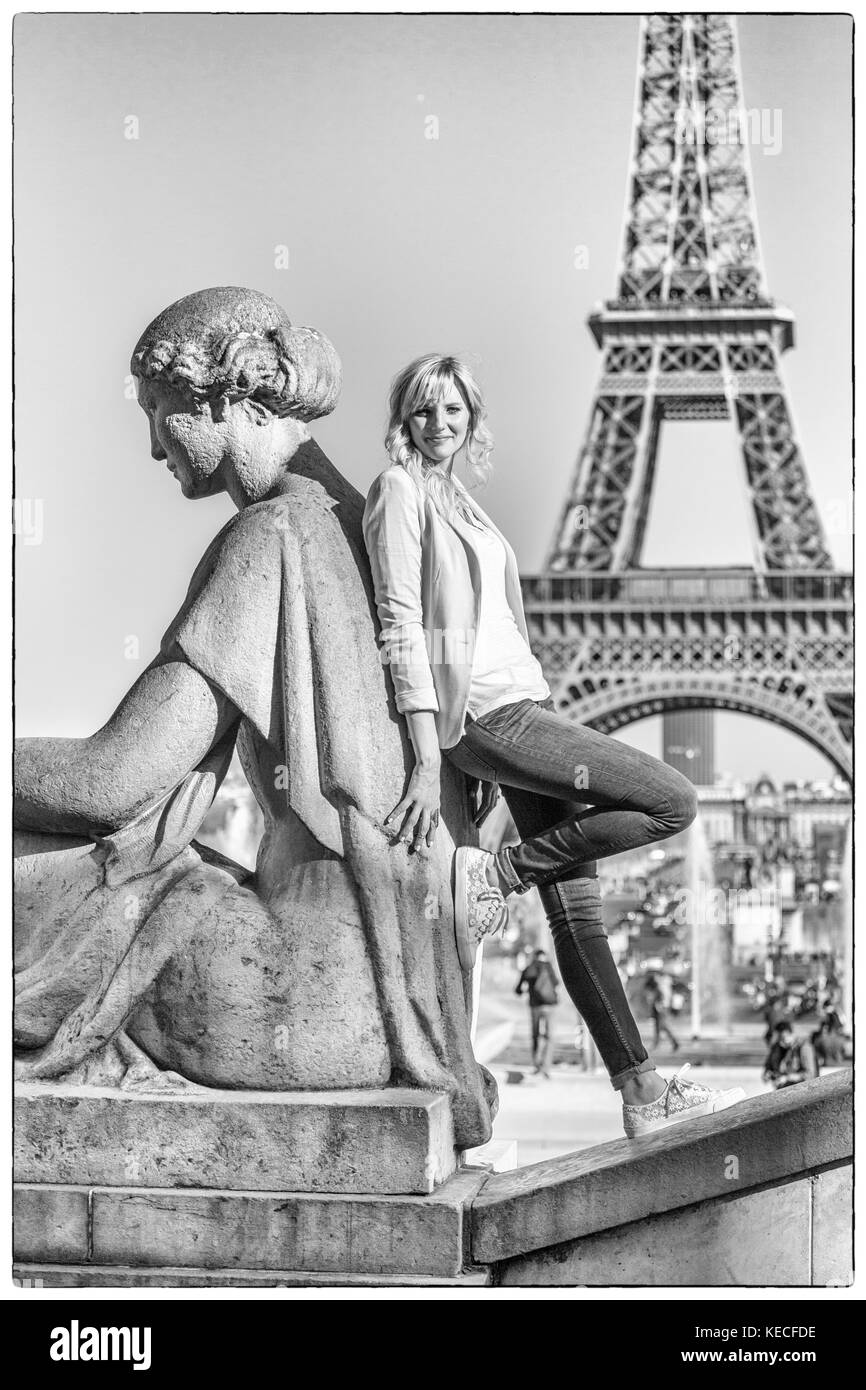 Giovane bionda che si pone sulla piazza Trocadéro di Parigi, Francia Foto Stock