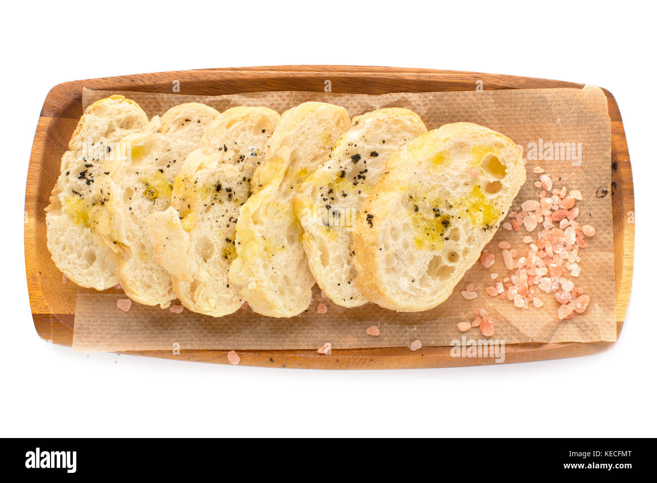 Disco per affettare il pane focaccia su un vassoio in legno isolare Foto Stock