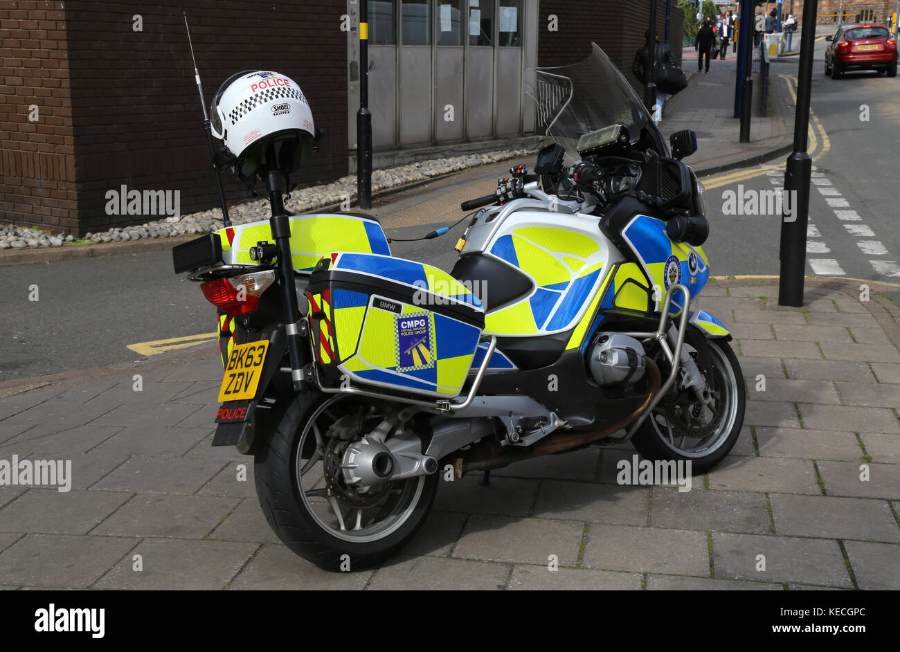 Una motocicletta della polizia delle West Midlands parcheggiata nel centro di Birmingham, Regno Unito. Foto Stock