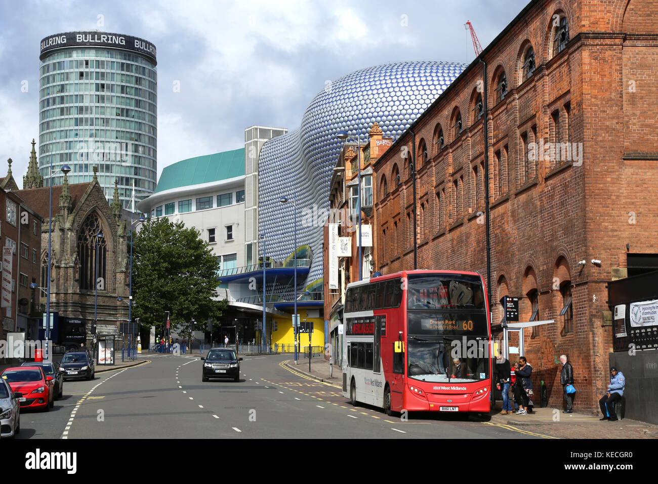 Una vista lungo Digbeth, Birmingham, Regno Unito, verso il Bullring Shopping area del centro citta'. Sono anche visibili i Rotunda e i magazzini Selfridges. Foto Stock