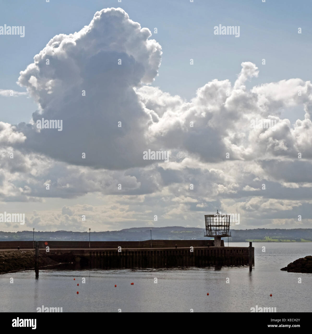 Vecchia scuola radar, (ora derelitto), porto di Carrickfergus. Foto Stock