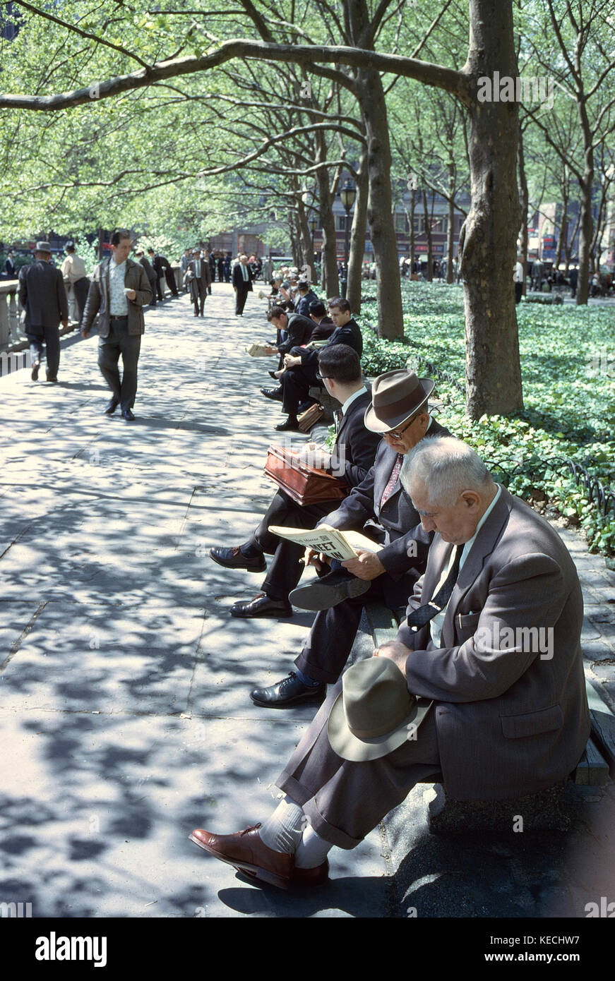 Un gruppo di uomini seduti sui banchi del parco, Bryant Park, New York, New York, USA, luglio 1961 Foto Stock