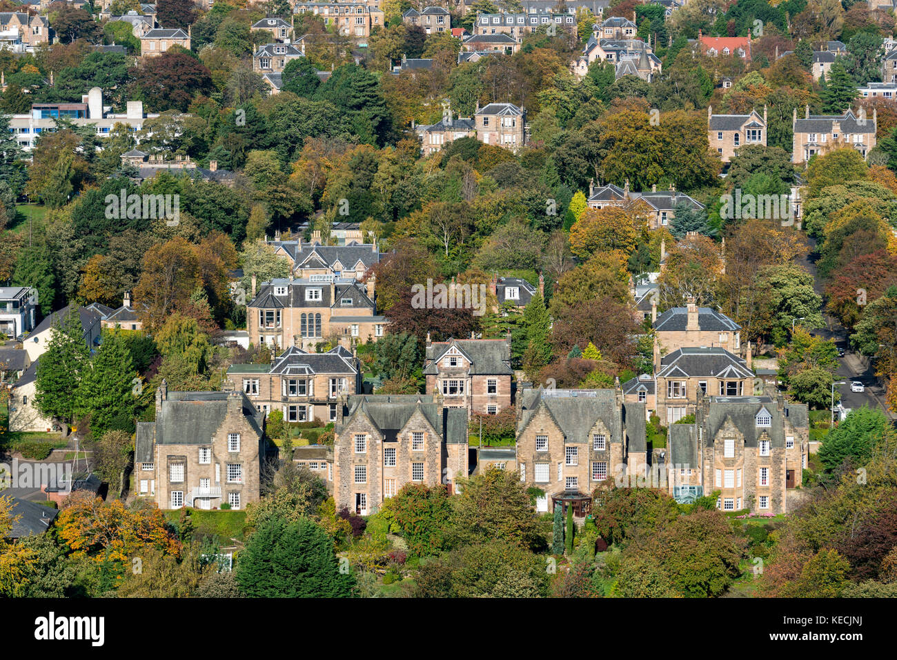 Vista di grandi ville indipendenti nel quartiere Grange da Blackford Hill a Edimburgo, Scozia, Regno Unito. Foto Stock